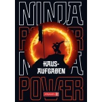 Ein Hausaufgabenheft mit dem Design 'Ninja Power'. Im Vordergrund ein Ninja in einer Kampfhaltung vor einem leuchtenden, orangefarbenen Kreis, umgeben von den Worten 'Ninja Power' in großen weißen und roten Buchstaben.