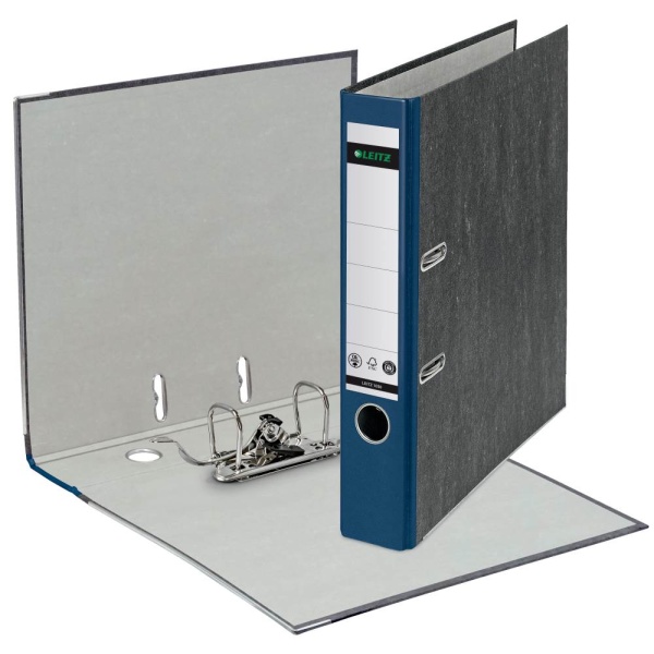 Schmaler blauer Leitz-Ordner aus Karton mit Hebelmechanik, Griffloch und Beschriftungsfeld, teilweise geöffnet und stehend.