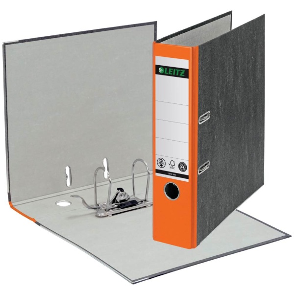 Breiter orangener Leitz-Ordner aus Karton mit Hebelmechanik, Griffloch und Beschriftungsfeld, teilweise geöffnet und stehend.