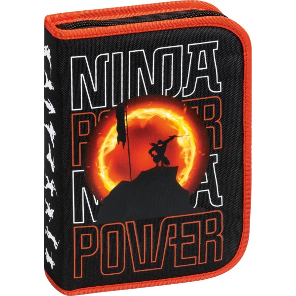 Ein schwarzes Federmäppchen mit Reißverschluss und roten Kanten. Es zeigt ein 'Ninja Power'-Design mit einem kämpfenden Ninja vor einem orangefarbenen, leuchtenden Kreis sowie stilisierte Schriftzüge auf der Vorderseite.
