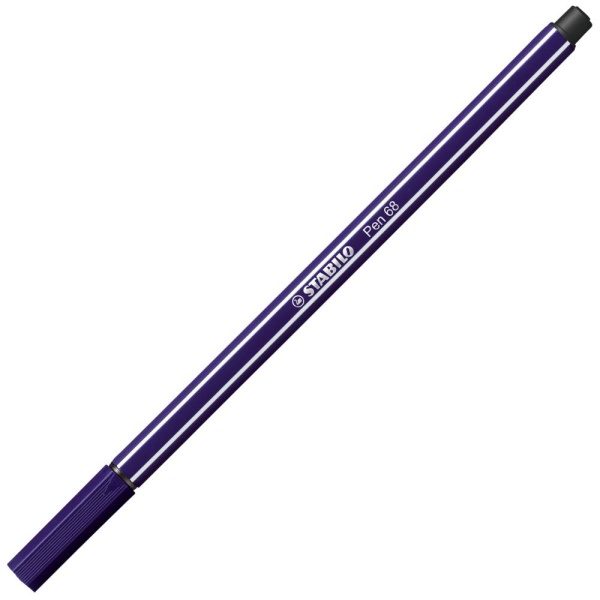 STABILO Pen68 Filzstift in der Farbe preussischblau, Schrägansicht mit geschlossener Kappe.
