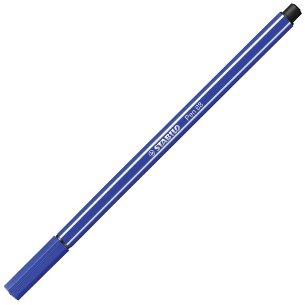 STABILO Pen68 Filzstift in der Farbe ultramarinblau, Schrägansicht mit geschlossener Kappe.