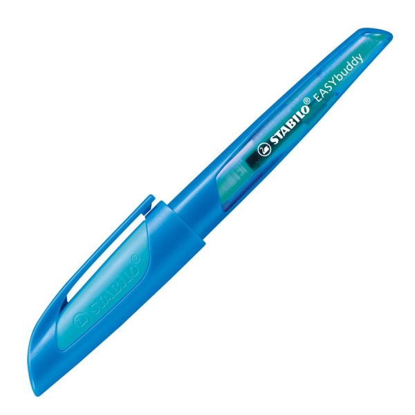STABILO EASYbuddy Schulfüller für Rechtshänder in der Farbe dunkelblau/hellblau, Schrägansicht mit geschlossener Kappe.