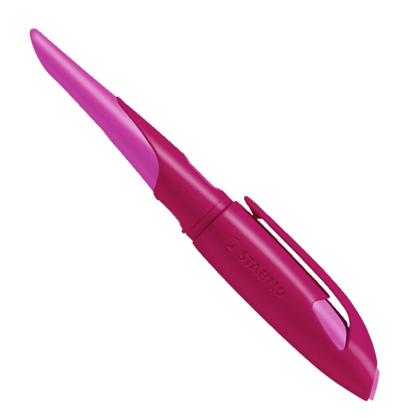 STABILO EASYbirdy Schulfüller für Linkshänder in der Farbe beere/pink, Schrägansicht mit geschlossener Kappe.