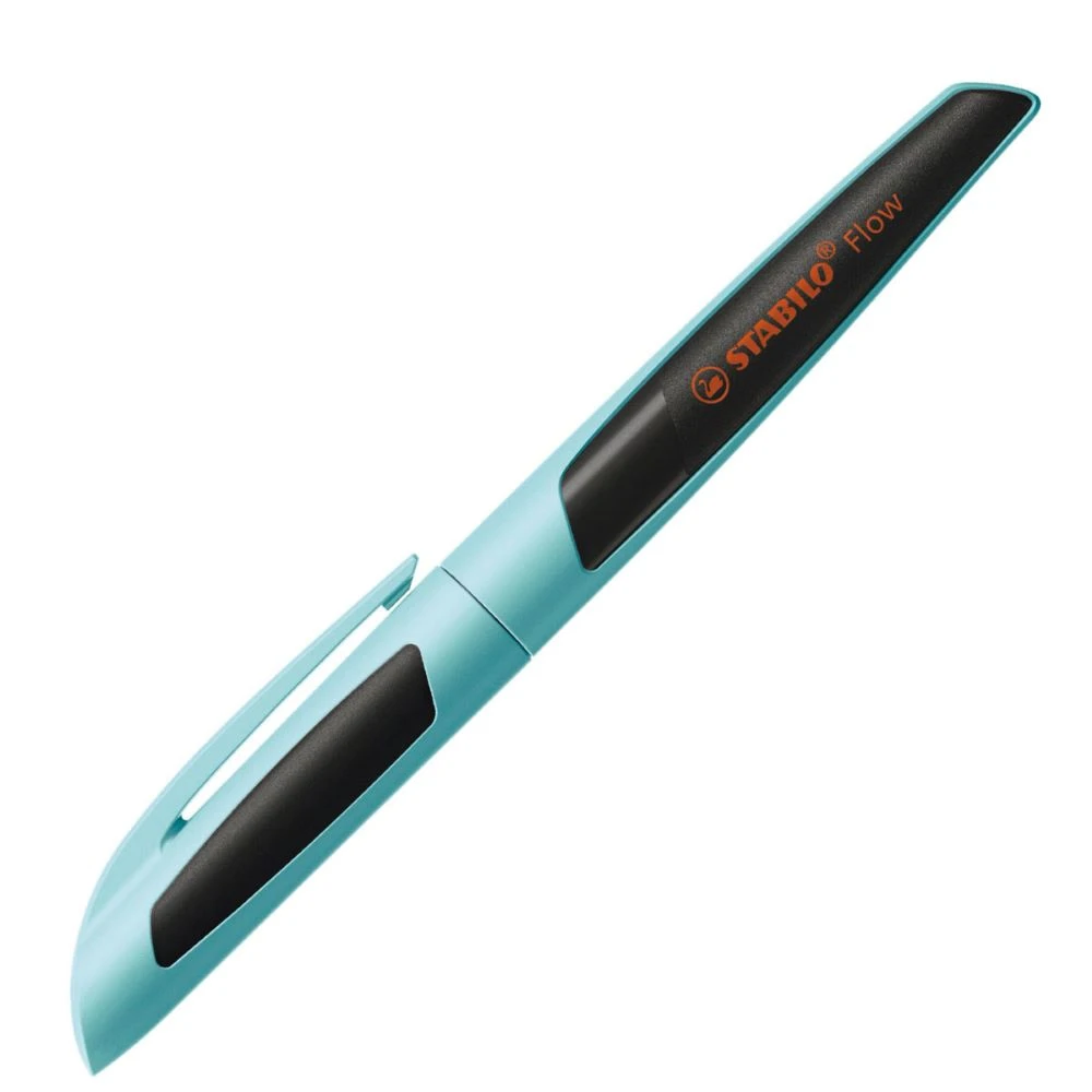 STABILO Flow Sporty Füller in der Farbe hellblau/schwarz, Schrägansicht mit geschlossener Kappe.