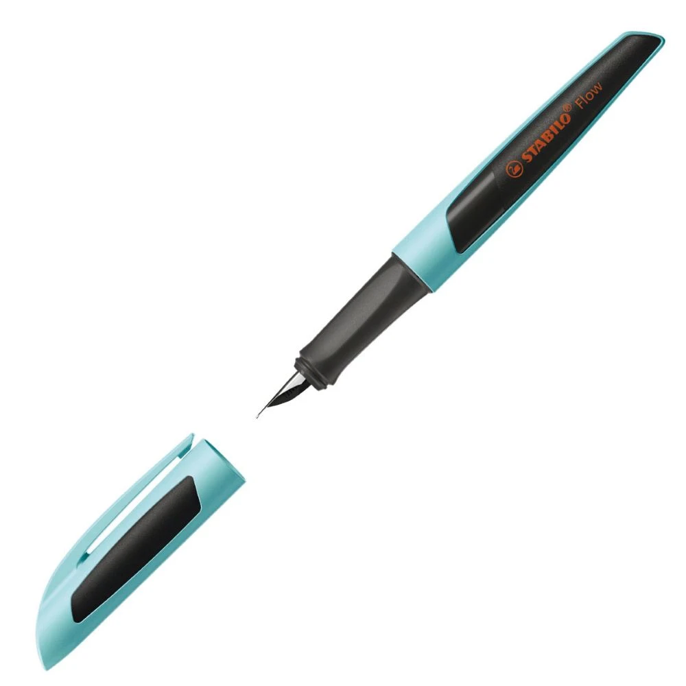 STABILO Flow Sporty Füller in der Farbe hellblau/schwarz, Schrägansicht mit geöffneter Kappe.