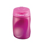 STABILO EASYsharpener ergonomischer Dosenspitzer für Rechtshänder in der Farbe pink, Frontalansicht mit geschlossenem Deckel.