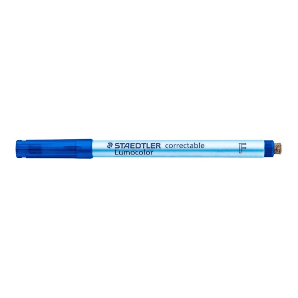 STAEDTLER Folienstift Lumocolor correctable, trocken abwischbar in fein blau, Seitenansicht mit geschlossener Kappe.
