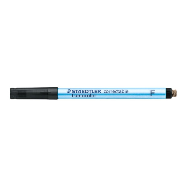 STAEDTLER Folienstift Lumocolor correctable, trocken abwischbar in fein schwarz, Seitenansicht mit geschlossener Kappe.