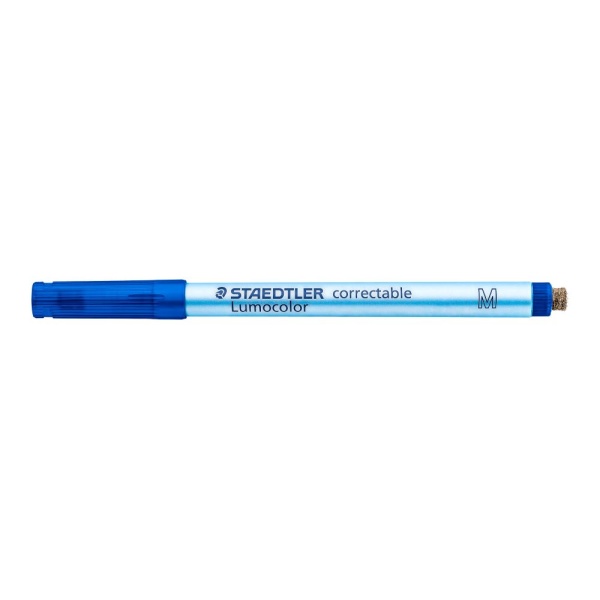 STAEDTLER Folienstift Lumocolor correctable, trocken abwischbar in medium blau, Seitenansicht mit geschlossener Kappe.