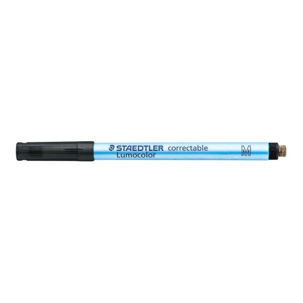 STAEDTLER Folienstift Lumocolor correctable, trocken abwischbar in medium schwarz, Seitenansicht mit geschlossener Kappe.