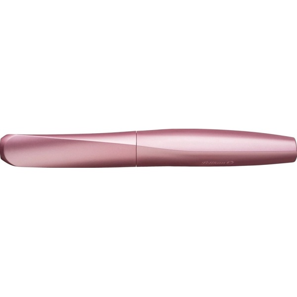 Pelikan Twist Schulfüller in der Farbe girly rose, Seitenansicht mit geschlossener Kappe.