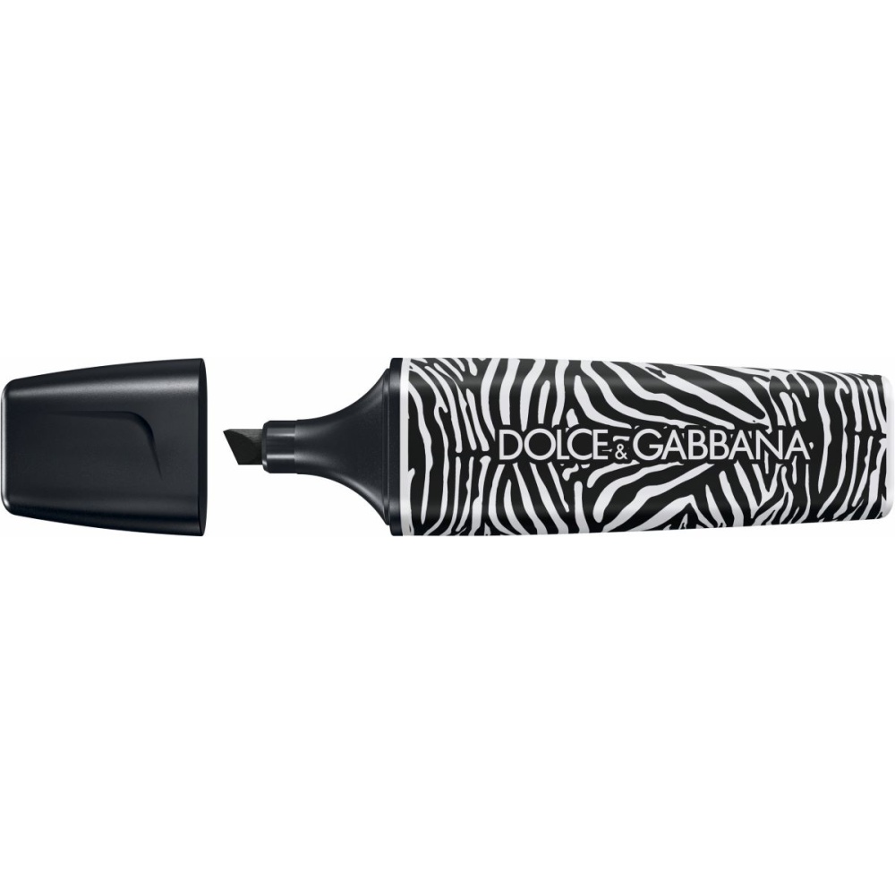 Ein Stabilo Boss Textmarker aus der Dolce & Gabbana Limited Edition mit abgenommenem schwarzen Deckel. Der Marker zeigt ein elegantes Zebramuster mit dem weißen Schriftzug 'Dolce & Gabbana' auf der Seite. Die Spitze des Markers ist schwarz und abgeschrägt
