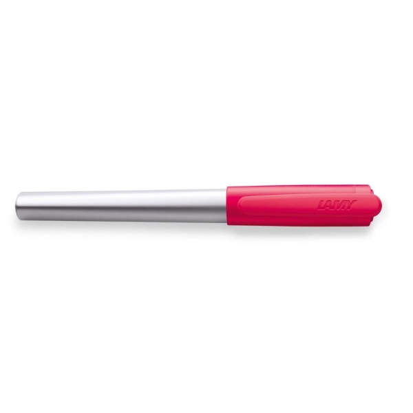 Lamy nexx Schreiblernfüller für Rechtshänder in der Farbe crimson, Seitenansicht mit geschlossener Kappe.