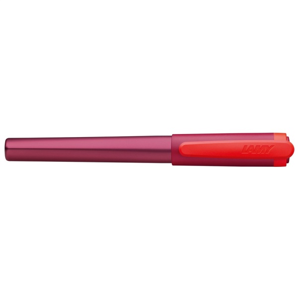 Lamy nexx Schreiblernfüller für Rechtshänder in der Farbe multired, Seitenansicht mit geschlossener Kappe.